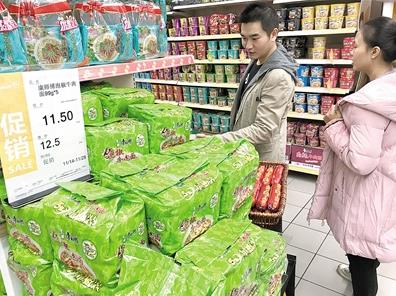 Citizens buy instant noodles in supermarkets. Photo by our reporter Yuan Tieli